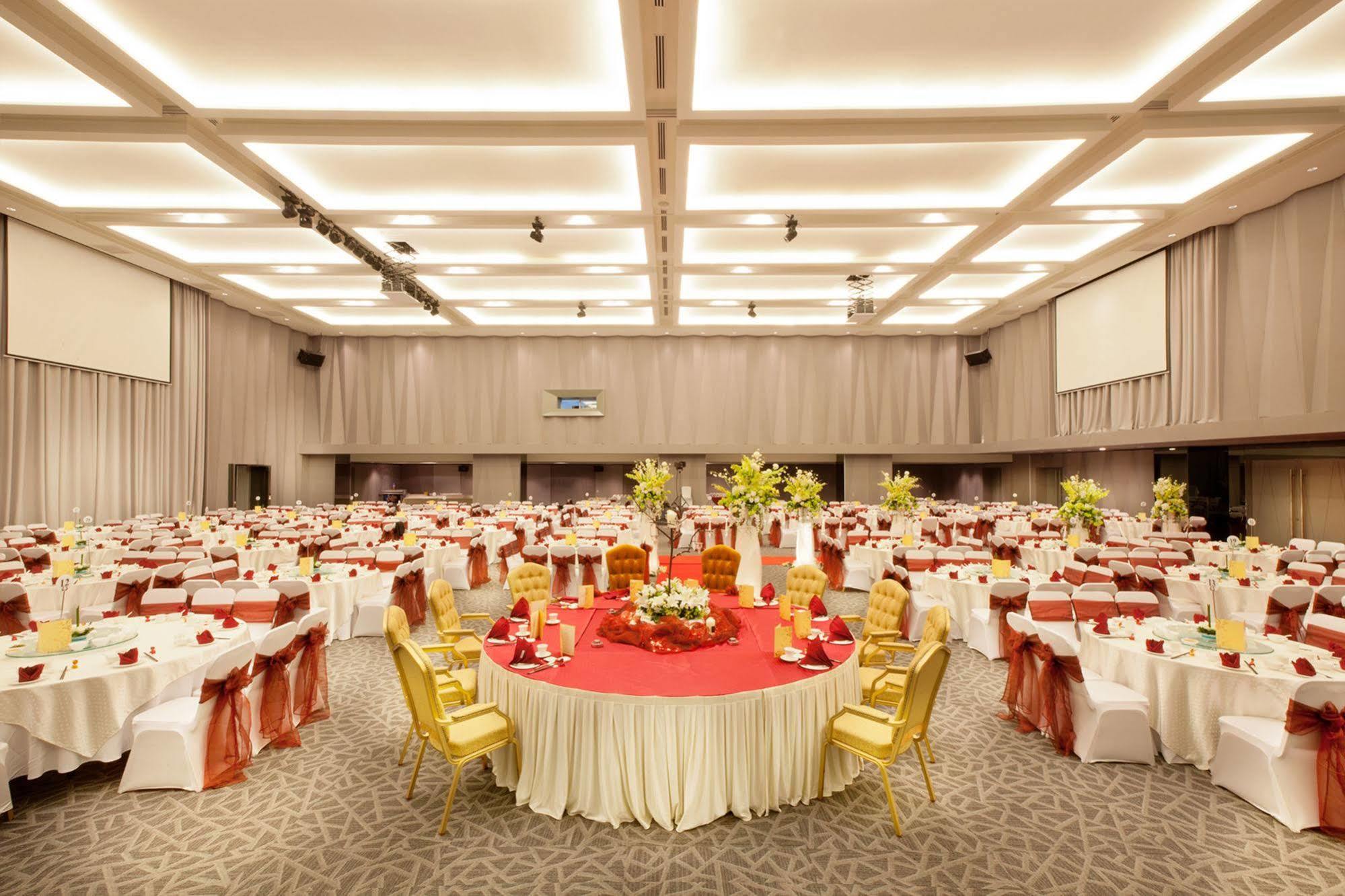 Отель Vivatel Куала-Лумпур Экстерьер фото